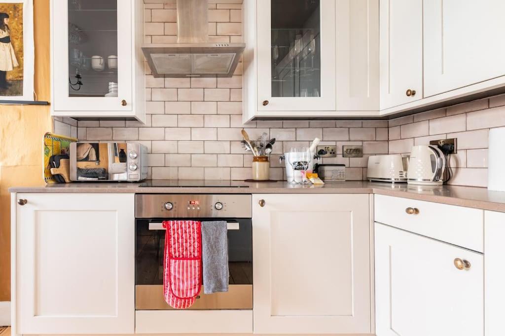 Holyrood Park: Lush & Arty 2 Double Bed Flat Lägenhet Edinburg Exteriör bild