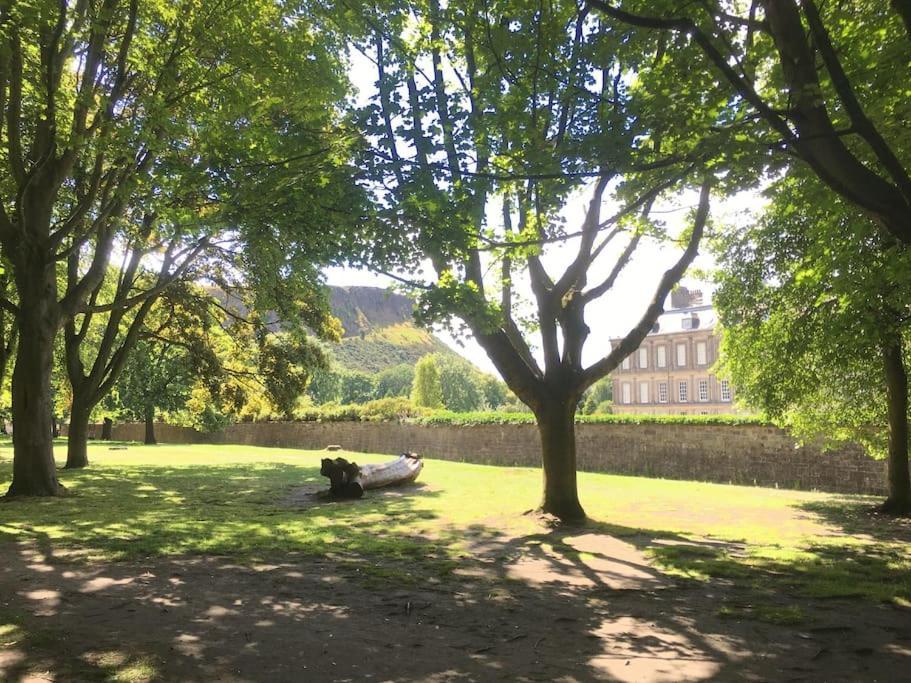 Holyrood Park: Lush & Arty 2 Double Bed Flat Lägenhet Edinburg Exteriör bild