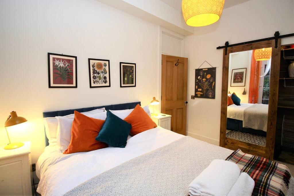 Holyrood Park: Lush & Arty 2 Double Bed Flat Lägenhet Edinburg Exteriör bild