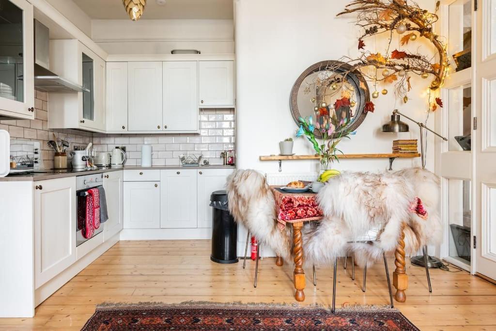 Holyrood Park: Lush & Arty 2 Double Bed Flat Lägenhet Edinburg Exteriör bild
